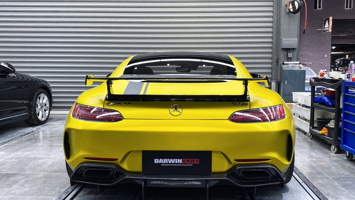 黄色奔驰AMG GT R正后方平视，碳纤维大尾翼与下扰流板居中