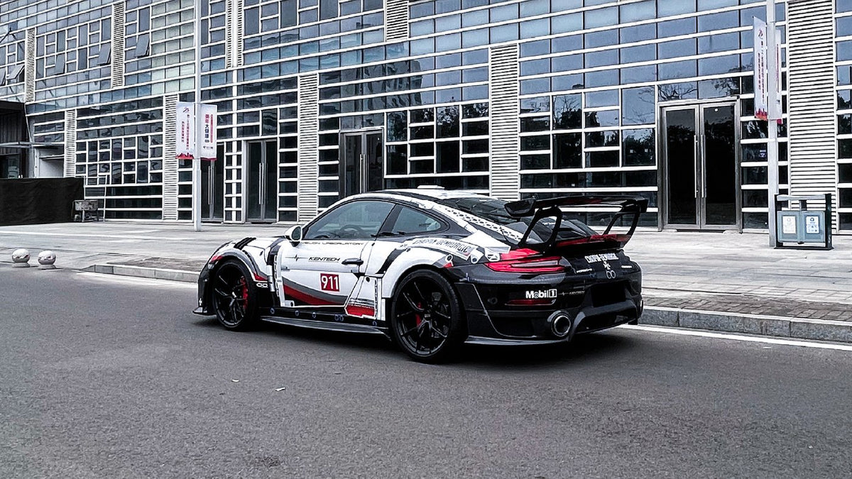 黑白涂装保时捷911(991)车尾45度，大型尾翼与宽体套件