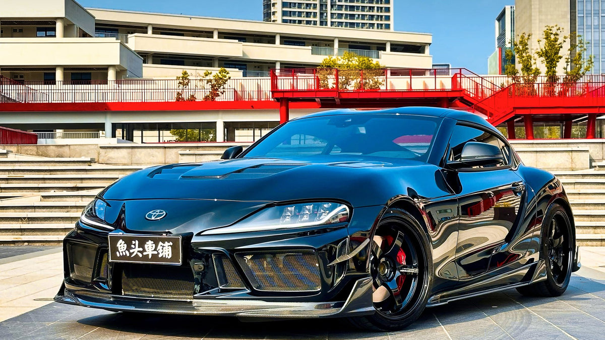 深蓝色丰田Supra A90前45度，碳纤维机盖与前唇包围