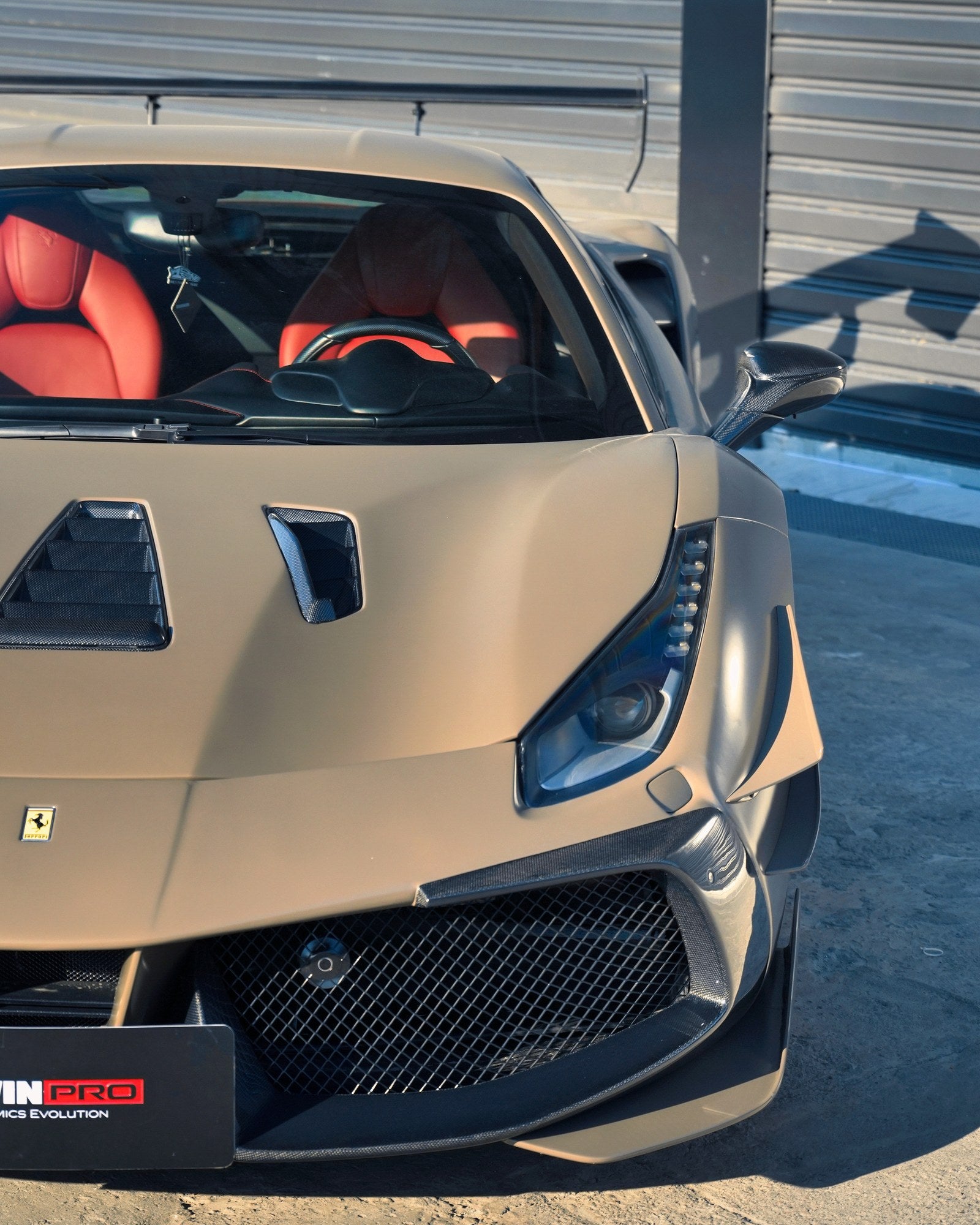 Ferrari 488 碳纖維機蓋散熱孔與前唇細節，室外自然光